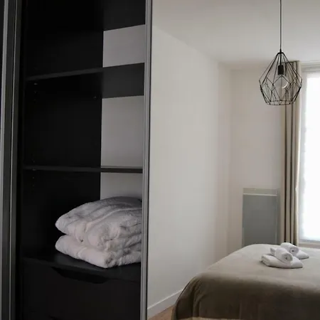 Le Voltaire Centre *