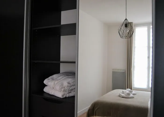 Le Voltaire Centre *